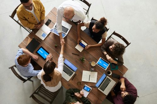 persone che lavorano assieme